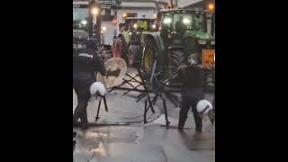 Des agriculteurs 👨‍🌾 écrase des POLICIER 👮‍♂️ EN BELGIQUE 🇧🇪  tracteurs agriculteurencolere [upl. by Simah]