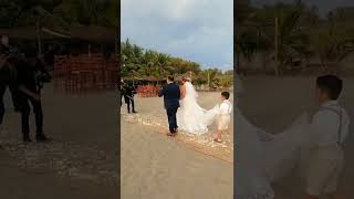 Salida de los novios  Boda en la playa [upl. by Lilah824]