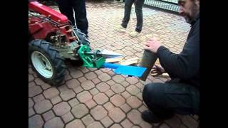 Vite spaccalegna su motocoltivatore Screw log splitter on cultivator [upl. by Hildegarde]