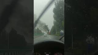 惊险车着火了这种情况怎么处理绕开走了还是下车救人拨打紧急电话消防车保持道路通畅安全第一 [upl. by Glennon]