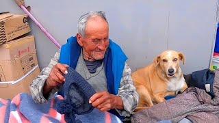 El Hombre que vive solo en la calle  TIO PABLO  El Perrito le cuida [upl. by Shimberg]