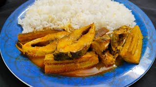 ইলিশ মাছ দিয়ে কাঁচা কলার ঝোল  Ilish mach diye kacha kolar jhol  Hilsa fish recipe [upl. by Ellenohs]