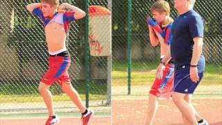 Justin Bieber joga futebol na Espanha e marca gol [upl. by Higinbotham855]