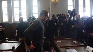 Antoine Deltour arrive au procès LuxLeaks  26042016 [upl. by Niuqaoj872]