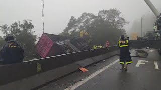 Nueve muertos en accidente de van que transportaba a adolescentes de equipo de remo en Brasil  AFP [upl. by Im]