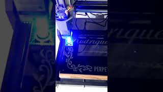 Grabado de aluminio anodizado negro con laser diodo 15W  placas capillas  funerarias [upl. by Yarak603]