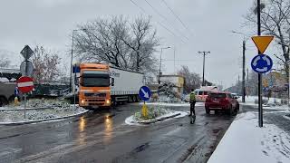 Ciężarówka umknęła na rondzie 💥🚚🙈 [upl. by Aserat]