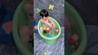 Does your 6monthold hate lying down for baths Baby sitz bath tub is the solution babycare [upl. by Rhiamon852]