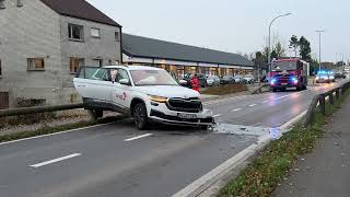 Twee lichtgewonden en weg volledig versperd in volle ochtendspits na zwaar ongeval in Oostkamp [upl. by Naesyar]