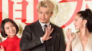 太宰治演じた小栗旬、沢尻エリカと二階堂ふみに挟まれ“両手に花”で舞台挨拶／映画『人間失格 太宰治と3人の女たち』ジャパンプレミア [upl. by Platus]