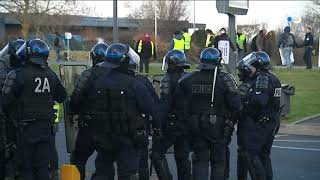 Mondeville face à face entre les gilets jaunes et les forces de lordre aux abords du périphérique [upl. by Kin559]