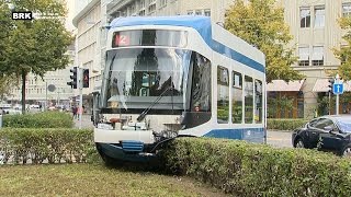 Zürich Tram entgleist nach Kollision mit Auto [upl. by Lehsar2]