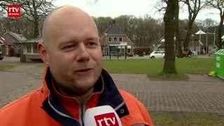 Pakjesbezorger Dennis verdient een standbeeld [upl. by Eissirk]