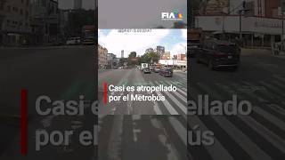 Motociclista ignoró el semáforo en rojo y casi es atropellado por el Metrobús [upl. by Av947]