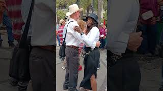 Una linda morenita baila en el parque berrio con un campesino humilde [upl. by Suolkcin]