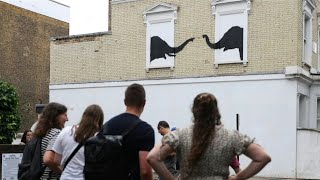 Banksy revela novo mural em Londres pelo segundo dia consecutivo  AFP [upl. by Guntar556]