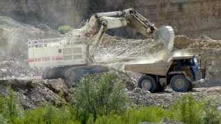 Steinbruch in Deutschland  Terex OampK RH120E belädt Caterpillar 777F [upl. by Esnofla]