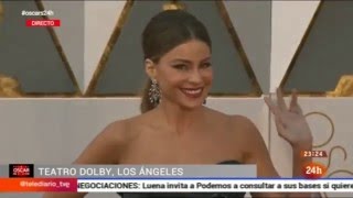 Sofia Vergara en la alfombra roja de LOS OSCAR [upl. by Eiresed]