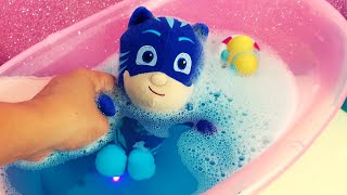 GATTOBOY fa un bagnetto nellacqua blu ma GUFETTA ne cambia il colore VIDEO PER BAMBINI [upl. by Worthington718]