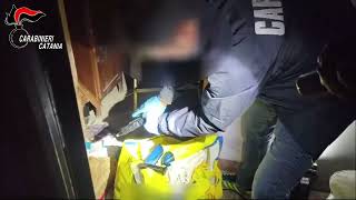 Video CC Nascondevano droga e armi clandestine coniugi di Nesima arrestati dai Carabinieri [upl. by Anirtek]