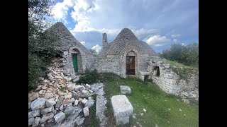 Coppia di trulli in posizione panoramica [upl. by Akenit356]