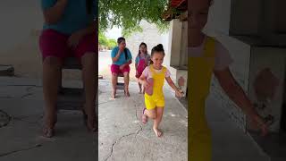 Pegando chinelo da irmã funny cuteaby cute baby shorts [upl. by Meng625]