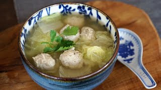 Soupe au chou chinois et aux boulettes de poulet  délicieuse saine et facile à préparer [upl. by Dugaid]