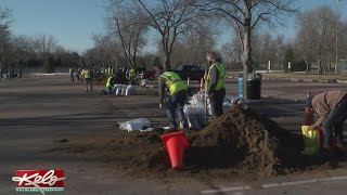 Neighbors Helping Neighbors At Sioux Falls Sandbagging Site [upl. by Nivlen247]