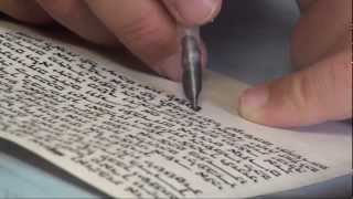 Escritura hebrea  Hebrew writing  Escribir texto hebreo con pluma de ave y tinta  Turismo Israel [upl. by Mellman262]