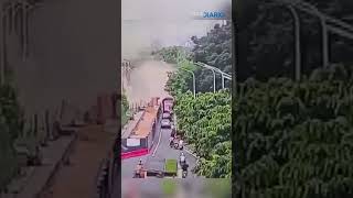 Impactante explosión de drenaje en China Calles y autos cubiertas de desechos [upl. by Agnizn]