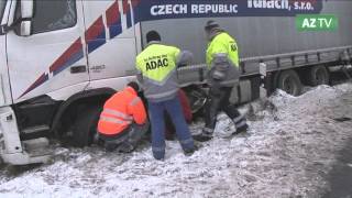 Unfall Lkw rammt Auto und landet im Straßengraben [upl. by Vic]