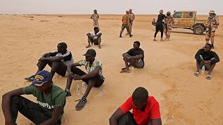 Des migrants africains errent dans le désert entre la Tunisie et la Libye [upl. by Zia129]