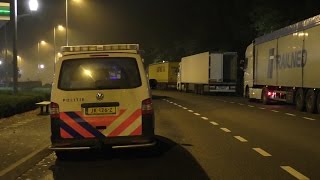 Vrachtwagenchauffeur beroofd van lading merkkleding op parkeerplaats aan A58 bij Rucphen [upl. by Dinesh]