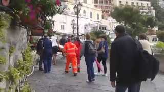 Positano malore sul traghetto da Amalfi soccorsa in spiaggia trasportata con panchina [upl. by Aetnahs]