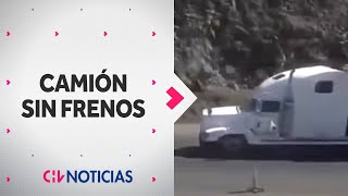 Impactante registro muestra accidente de camión sin frenos en Arica  CHV Noticias [upl. by Luhey977]