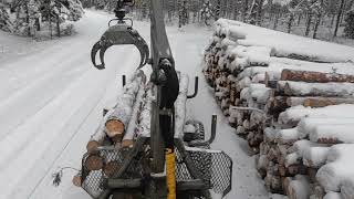 Kuitupuun ajoa telamönkijällä Canam 6x6 ja Nokka forest [upl. by Vary]