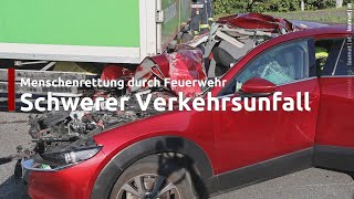 Auto steckte nach schwerem Crash auf Kremstalstraße bei Ansfelden unter einem LKWSattelzug [upl. by Eicak]