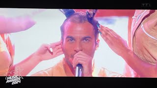 NRJ Music Awards 2024  Amir se fait raser la tête en direct un geste fort qui touche le public [upl. by Kaz847]