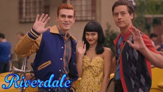 Riverdale 7x20 Archie Betty Veronica y Jughead tienen una relación poliamorosaLa vida de Reggie [upl. by Etnoed175]