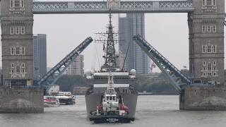 Japanese warship alongside HMS Belfast in London after Tower Bridge opens 🇯🇵 🇬🇧 [upl. by Pryce]