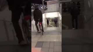 Mann fällt mit Fahrrad Treppe runter [upl. by Anuahsar61]