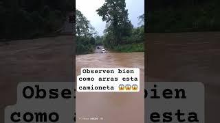 Observen bien como este rrio enorme arrásate este hombre con To y camioneta 😱😱😱😱😱 [upl. by Akenaj]