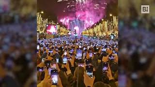 Una distesa di smartphone il video virale del Capodanno a Parigi [upl. by Veneaux919]