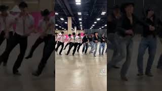 Unos vaqueros bailando Wepa shorts [upl. by Eecyak]