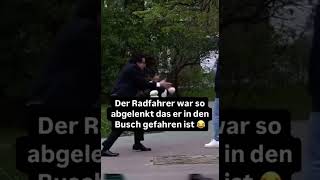 Der Radfahrer war so abgelenkt das er in den Busch gefahren ist 😂 radfahren [upl. by Jannel]