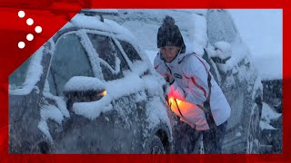 Madonna di Campiglio la nevicata si intensifica la polizia locale filtra le auto [upl. by Avah]