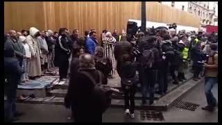 Des patriotes français se rassemblent pour chanter la Marseillaise pour empêcher une prière de rue M [upl. by Gut309]