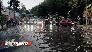 ¡Los alcanzó el agua Varios autos quedaron atrapados en la inundación  Al Extremo [upl. by Ninnette]