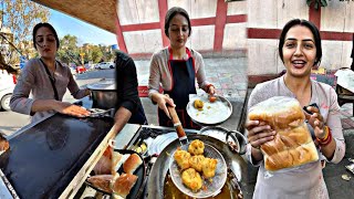 खूबसूरत इंदौरी लड़की😳 दिल्ली मे खिलाती है मुंबई का Authentic वड़ा पाव😱  Delhi Famous Vada Paw Girl [upl. by Gauntlett]