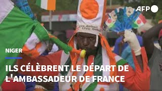 Des manifestants célèbrent le départ de lambassadeur de France du Niger  AFP [upl. by Iteerp653]